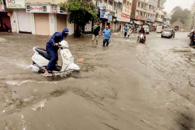 बारिश की चेतावनी: गुजरात में भारी बारिश और मौसम की चेतावनी