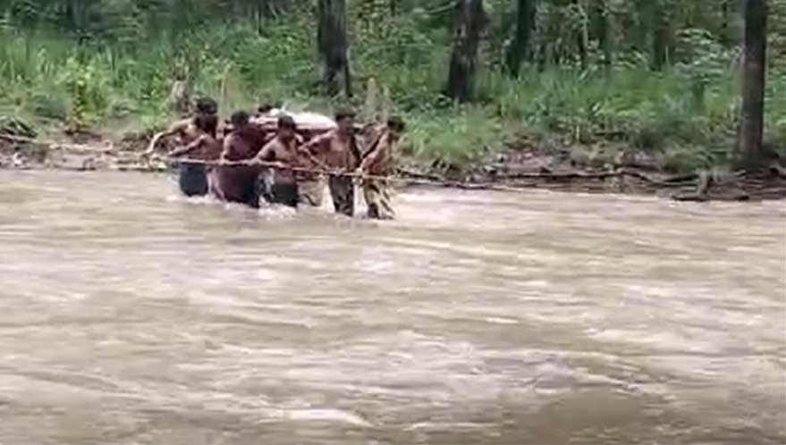 महिला की बिगड़ी तबीयत तो ग्रामीणों ने खाट में लादकर कराया नाला पार