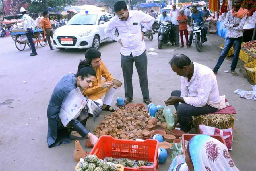 जांजगीर कलेक्टर ने सपत्नी सड़क किनारे लगे दुकानों से की खरीदारी