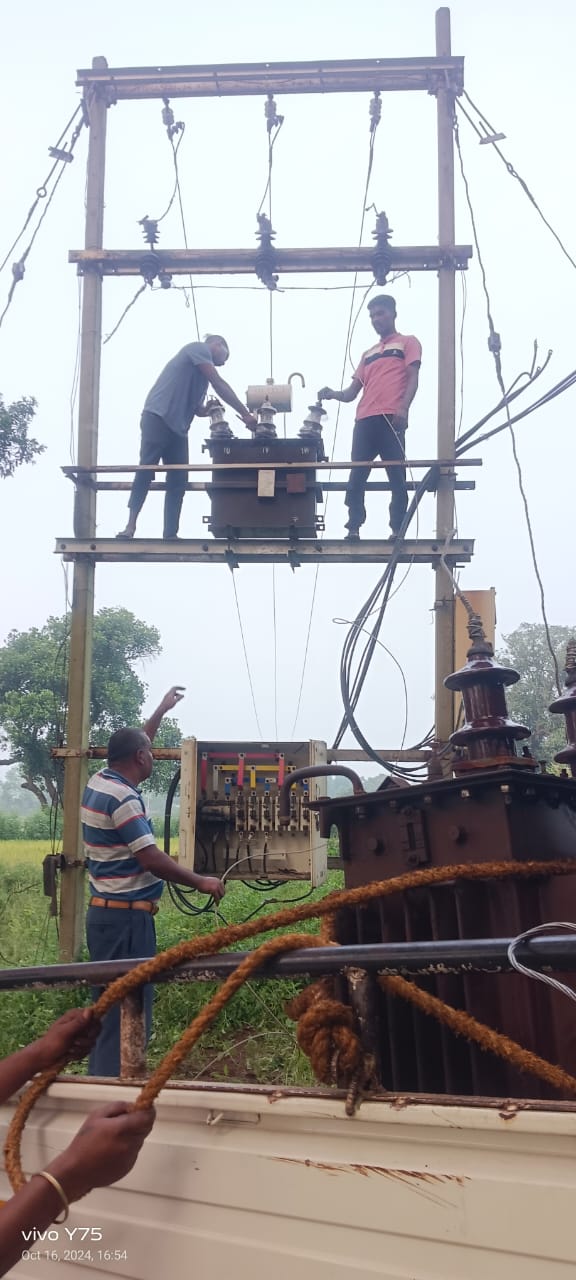 मुख्यमंत्री कैंप कार्यालय की पहल पर ग्राम रायकेरा में लगाया गया ट्रांसफार्मर