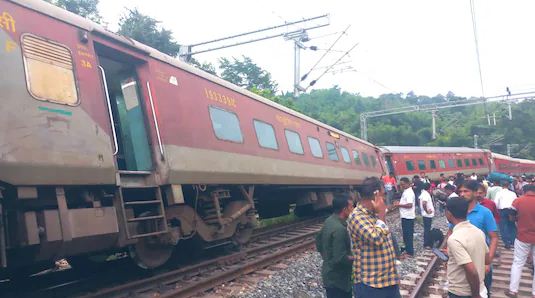 अगरतला-लोकमान्य तिलक टर्मिनस एक्सप्रेस के 8 डिब्बे पटरी से उतरे 