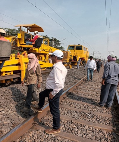 दक्षिण पूर्व मध्य रेलवे में की छनाई, 96 टर्नआउट का रिन्यूअल तथा 3600 किलोमीटर से अधिक प्लेन ट्रैक टैंपिंग का कार्य किया गया