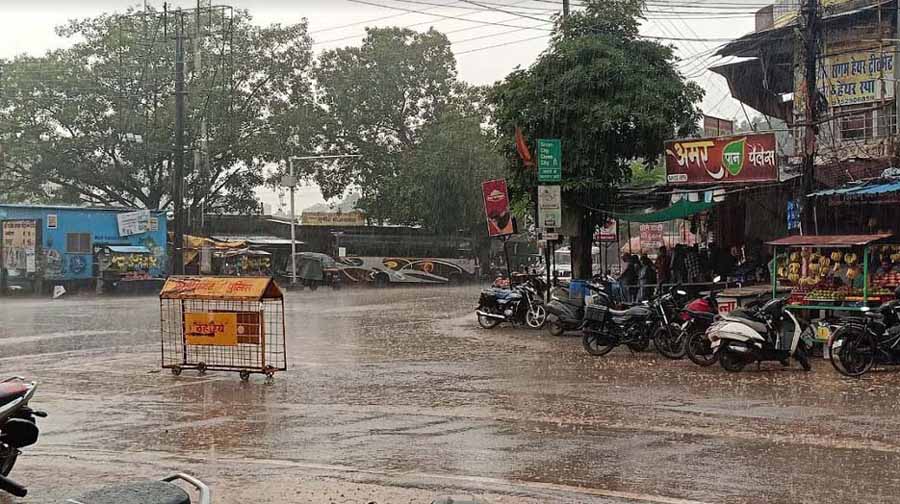 शाम को बिगड़ा मौसम, हुई झमाझम बारिश