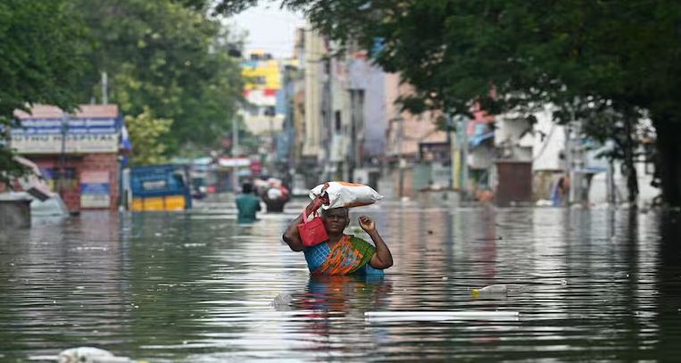 तमिलनाडु के चेन्नई और अन्य क्षेत्रों में बारिश,  चेन्नई में कई जगह जलभराव 