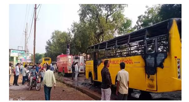 शॉर्ट सर्किट के चलते स्कूल बस में लगी आग, 12 बच्चों की बची जान, इस कंडीशन में था वाहन