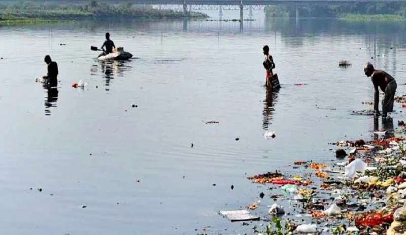 छठ महापर्व से पहले यमुना में गंदगी का मुद्दा गरमाया