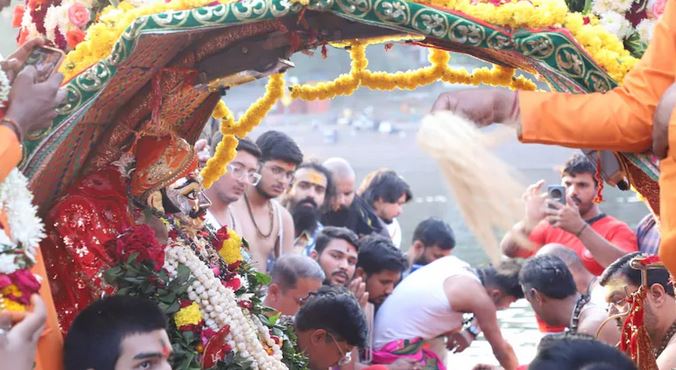 ठाठ-बाट से निकली महाकाल की सवारी, चांदी की पालकी पर चंद्रमोलेश्वर स्वरूप में बाबा ने दिए दर्शन