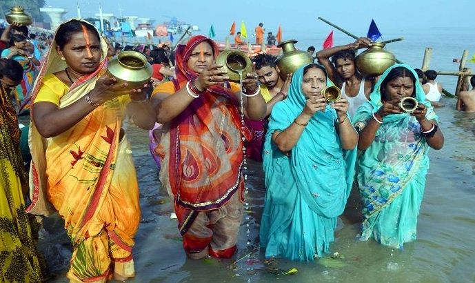 छठ पूजा पर ट्वीनसिटी में अस्ताचलगामी सूर्य को अद्र्ध देने नगर के तालाबों में पहुंचे उत्तर भारत के लाखों लोग