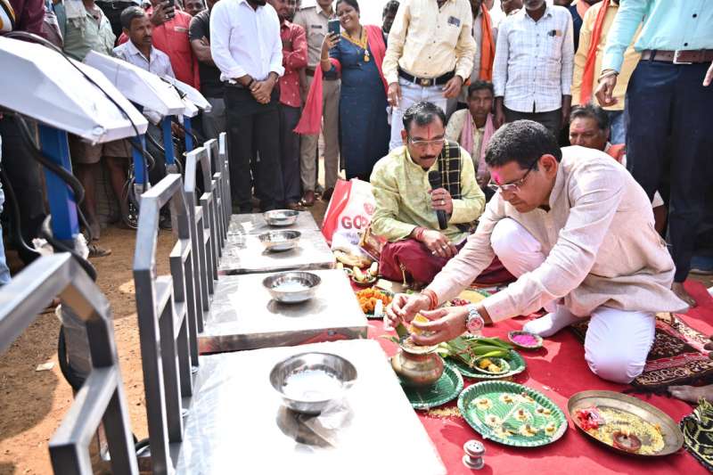 सांकरा उपार्जन केंद्र में राजस्व मंत्री टंक राम वर्मा ने धान खरीदी का किया शुभारम्भ