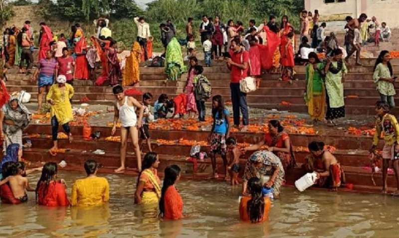 कार्तिक पूर्णिमा पर हजारों लोगों ने इंद्रावती और शबरी नदी में लगाई आस्था की डुबकी