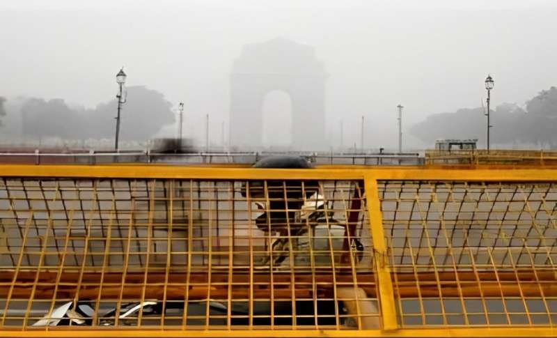 Delhi AQI Today: सरकारी कर्मचारी करेंगे घर से काम, 500 से थोड़ा नीचे आया AQI का मीटर, जानें NCR का हाल