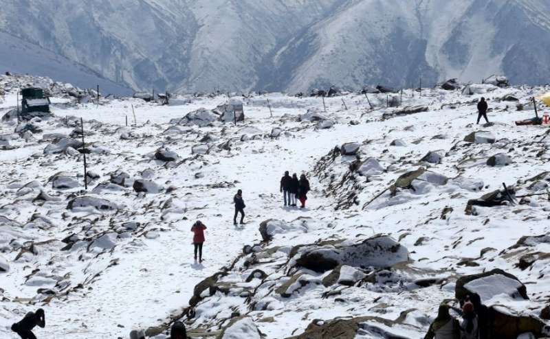 जम्मू-कश्मीर और लद्दाख में बर्फबारी शुरु, मैदानी इलाकों में दिखा असर