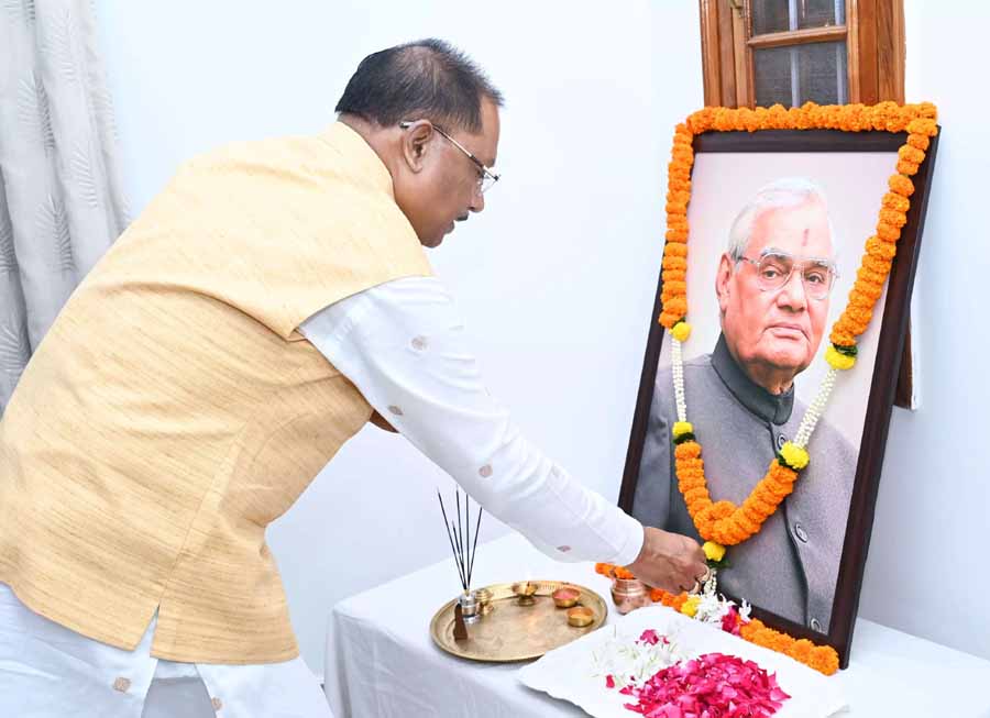 मुख्यमंत्री विष्णुदेव साय ने पूर्व प्रधानमंत्री भारत रत्न श्री अटल बिहारी वाजपेयी के जन्मदिन पर उन्हें किया नमन