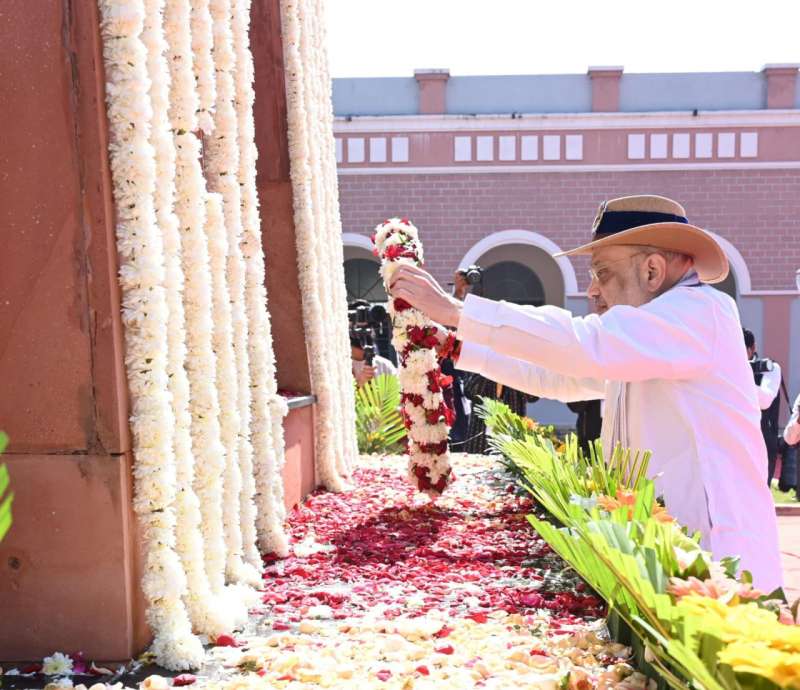 केंद्रीय गृह मंत्री अमित शाह ने शहीद जवानों को दी श्रद्धांजलि