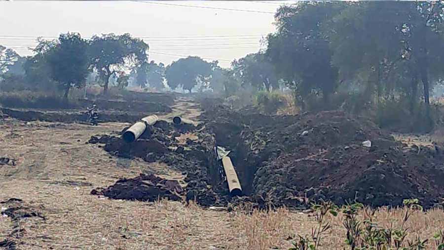 गेल इंडिया कंपनी खेतों में  बिछा रही पाइपलाइन, किसान उचित मुआवजा नहीं देने का लगा रहे आरोप