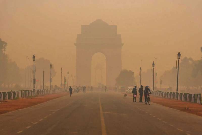 दिल्ली में प्रदूषण का स्तर बढ़ा: AQI 450 के पार पहुंचा, GRAP-4 नियम लागू