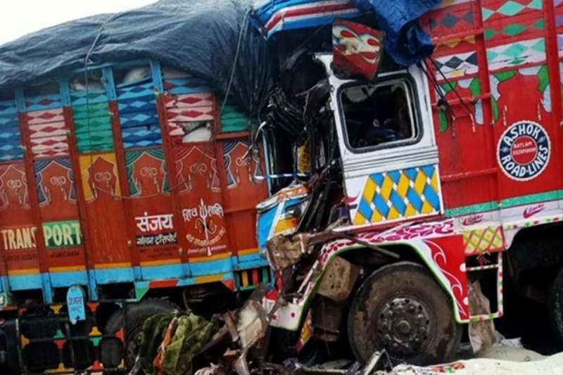 दो ट्रकों में सीधी टक्कर, दोनों चालकों की मौके पर ही मौत, एक की हालत गंभीर