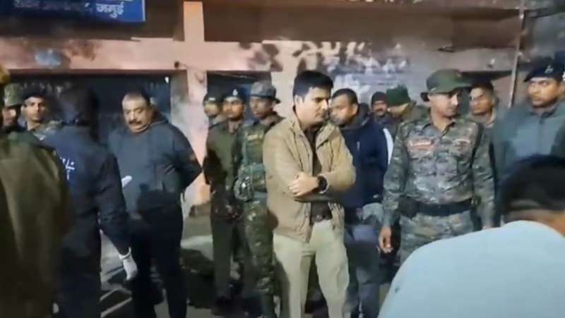 पुलिस वाहन और ट्रैक्टर के बीच जोरदार टक्कर: ट्रैक्टर चालक की मौत, 4 पुलिसकर्मी घायल