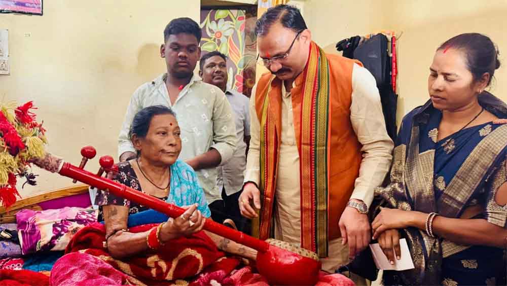 छत्तीसगढ़-दुर्ग में पद्मश्री तीजन बाई के घर पहुंचे स्वास्थ्य मंत्री श्याम बिहारी जायसवाल, हाल जाना और पांच लाख रुपये का दिया चेक