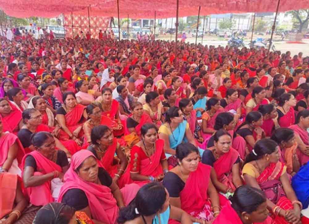 छत्तीसगढ़-बालोद में मितानिन धरने पर बैठीं, संविलियन और मानदेय 50 प्रतिशत बढ़ाने की मांग