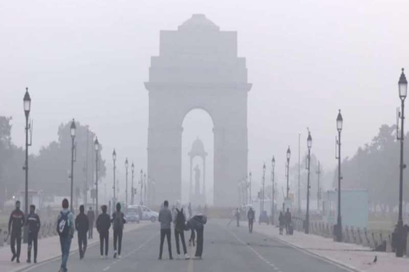 Delhi weather: दिल्ली में कोहरे और सर्दी के बीच हल्की बारिश, तापमान में गिरावट