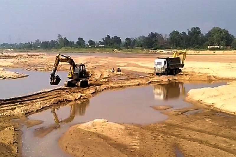 रेत माफियाओं ने गुंडागर्दी की, वनकर्मियों से दुर्व्यवहार और मारपीट की