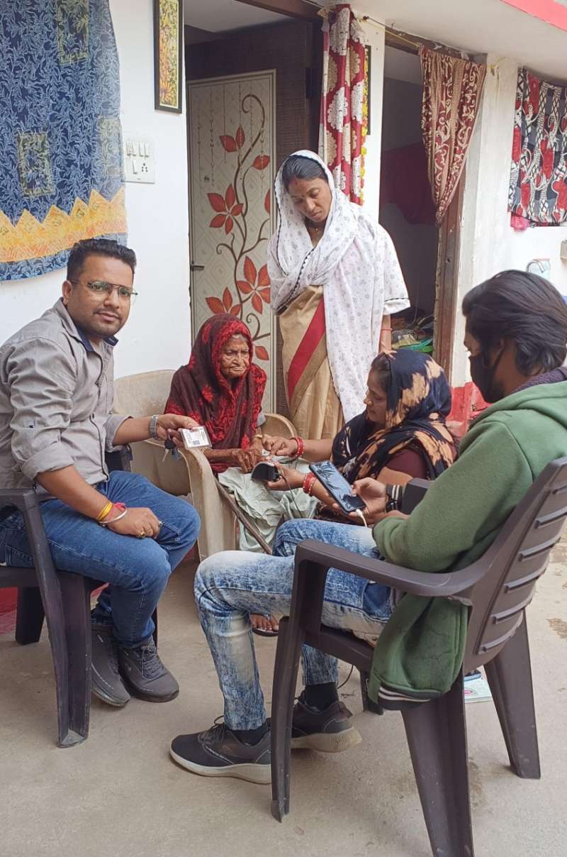 वय वंदन योजनाः बुजुर्गाे को मिल रही विशेष स्वास्थ्य सहायता, विशेष शिविर का आयोजन कर बनाए जा रहे कार्ड