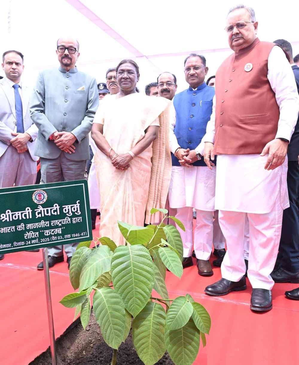 राष्ट्रपति द्रौपदी मुर्मु ने विधानसभा परिसर में किया कदम्ब का पौधरोपण