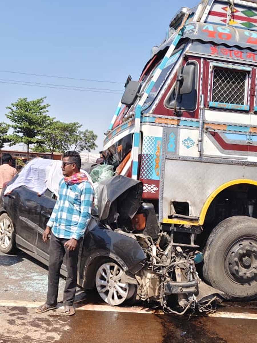 तेज रफ्तार XUV डिवाइडर तोड़कर ट्रक से टकराई, 5 लोगों की मौत