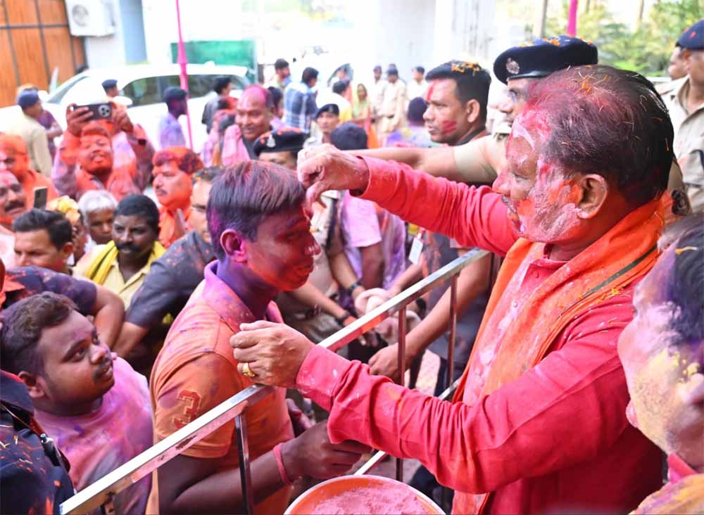 मुख्यमंत्री साय ने अपने गृह ग्राम बगिया में ग्रामीणों संग हर्षोल्लास से मनाई होली