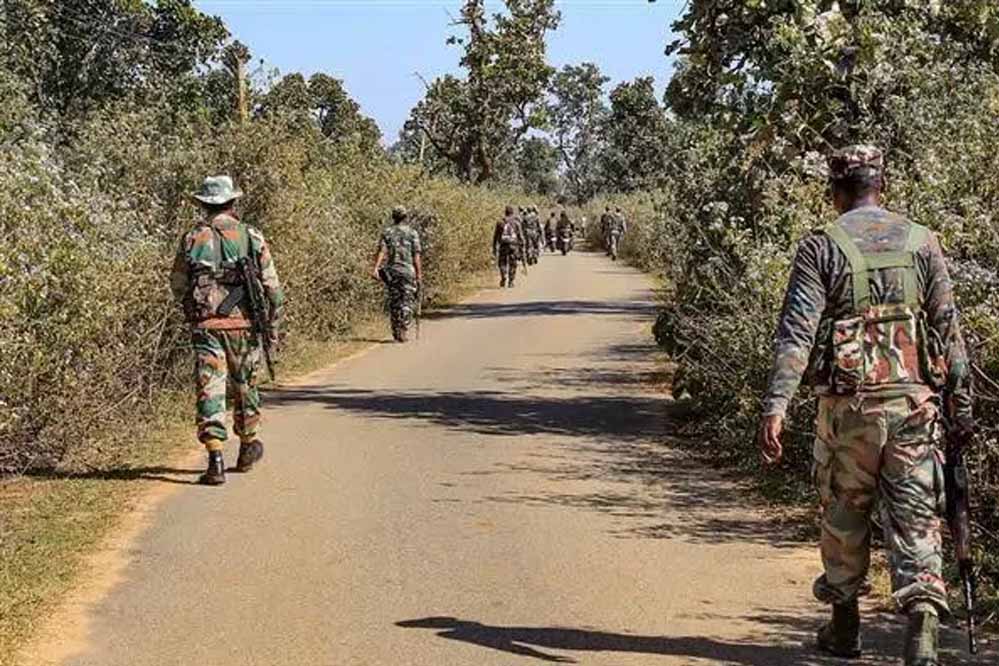 छत्तीसगढ़: बीजापुर में माओवादियों और सुरक्षा बलों के बीच मुठभेड़, मारे गए कई नक्सली