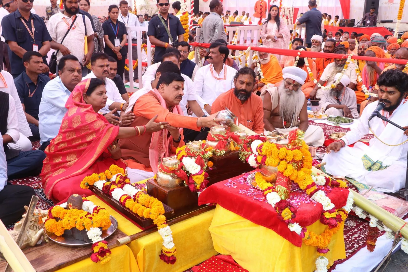 मुख्यमंत्री यादव ने ओंकारेश्वर ज्योतिर्लिंग महादेव के दर्शन कर किया जलाभिषेक, कहा- प्रदेश में नर्मदा के संपूर्ण तट पर धार्मिक आयोजनों के लिए किया जाएगा घाट निर्माण…