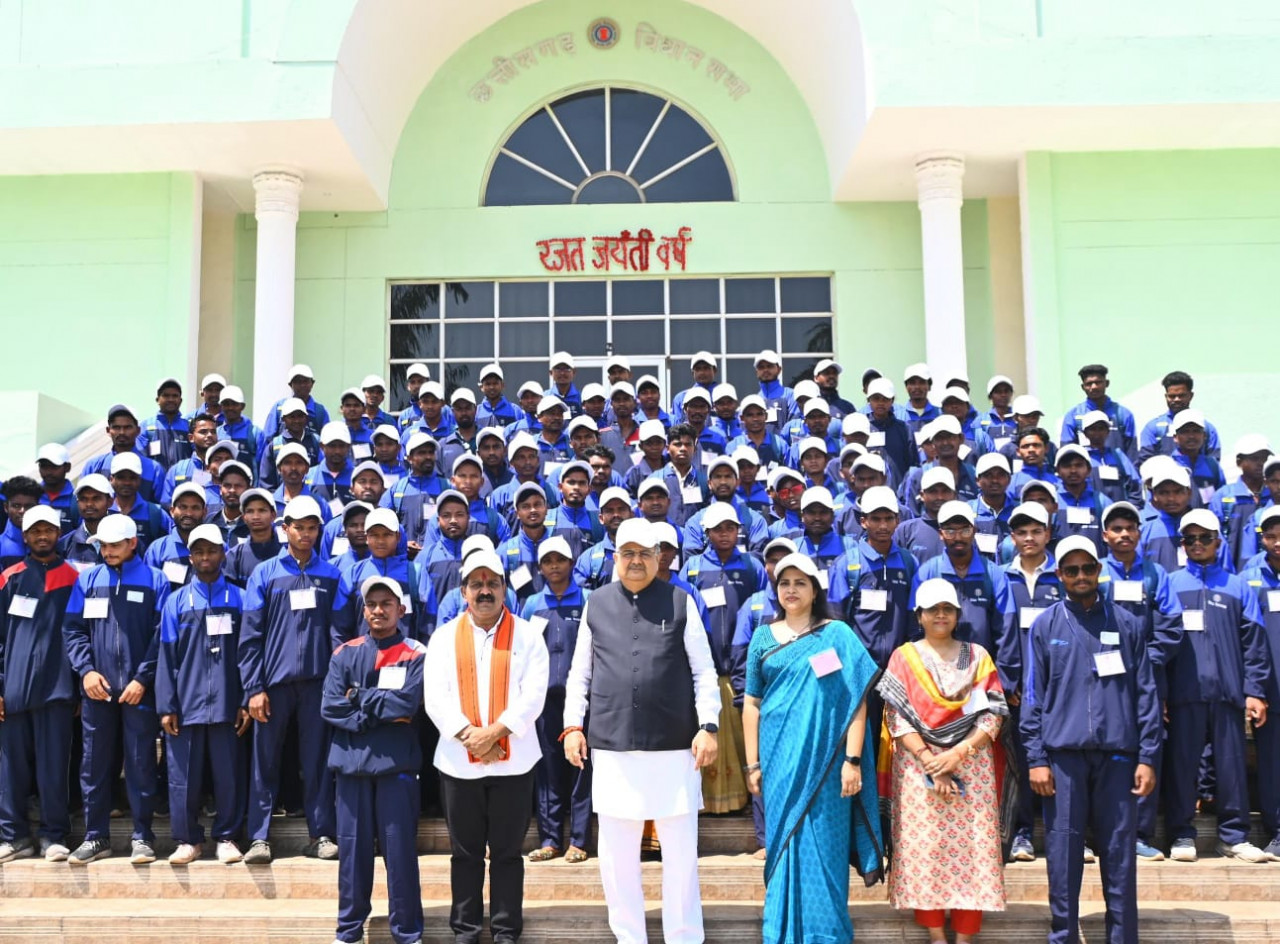 स्वामी विवेकानंद युवा प्रोत्साहन योजना के तहत शैक्षणिक भ्रमण पर पहुंचे युवा: पहली बार देखा रेलवे स्टेशन, विधानसभा कार्यवाही देखकर हुए उत्साहित…