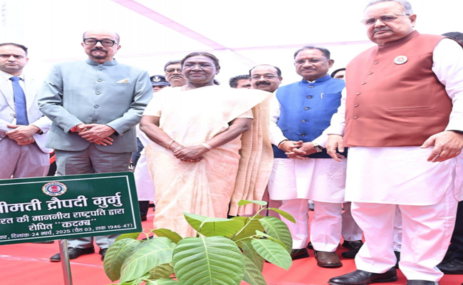 राष्ट्रपति श्रीमती द्रौपदी मुर्मु ने विधानसभा परिसर में किया कदम्ब का पौधरोपण