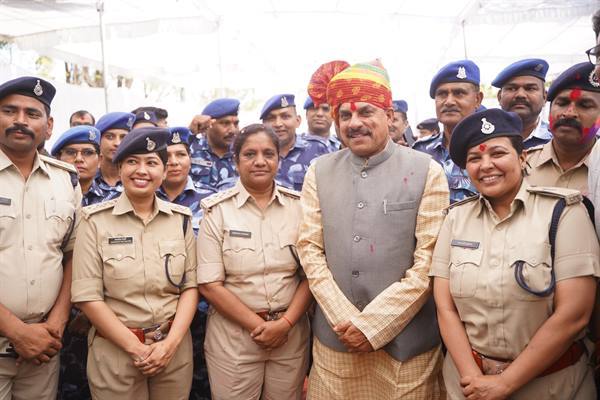 MP News: मुख्यमंत्री यादव ने महिला पुलिसकर्मियों को मिठाई खिलाकर दीं मंगलकामनाएं, कहा- जनता के लिये पुलिस करती है सभी चुनौतियों का सामना…