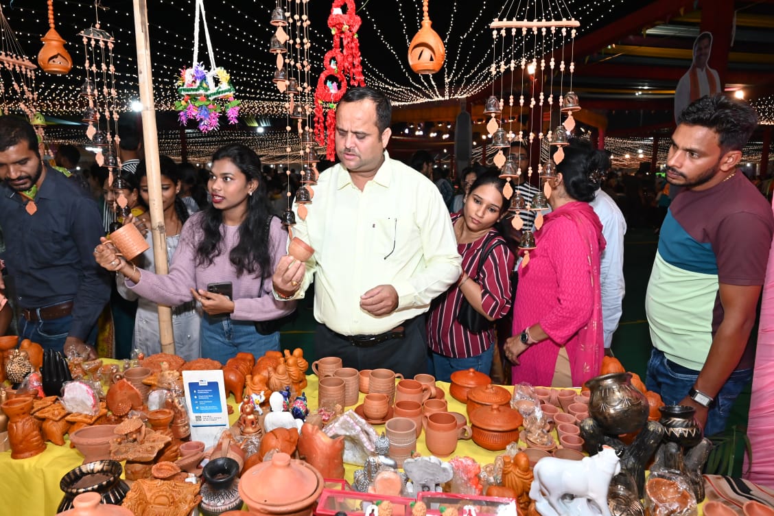 राज्योत्सव शिल्पग्राम में जमकर हो रही टेराकोटा शिल्प की खरीददारी….