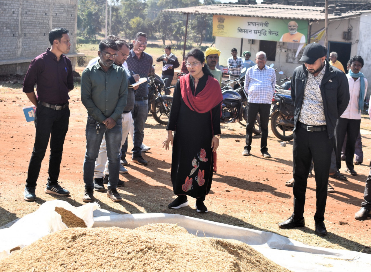 धान खरीदी केंद्रों का कलेक्टर ने किया आकस्मिक निरीक्षण: निर्धारित मात्रा से अधिक धान तौलने पर चिखलाकसा केंद्र प्रबंधक को दिया कारण बताओ नोटिस…. धान खरीदी केंद्रों का कलेक्टर ने किया आकस्मिक निरीक्षण: निर्धारित मात्रा से अधिक धान तौलने पर चिखलाकसा केंद्र प्रबंधक को दिया कारण बताओ नोटिस….