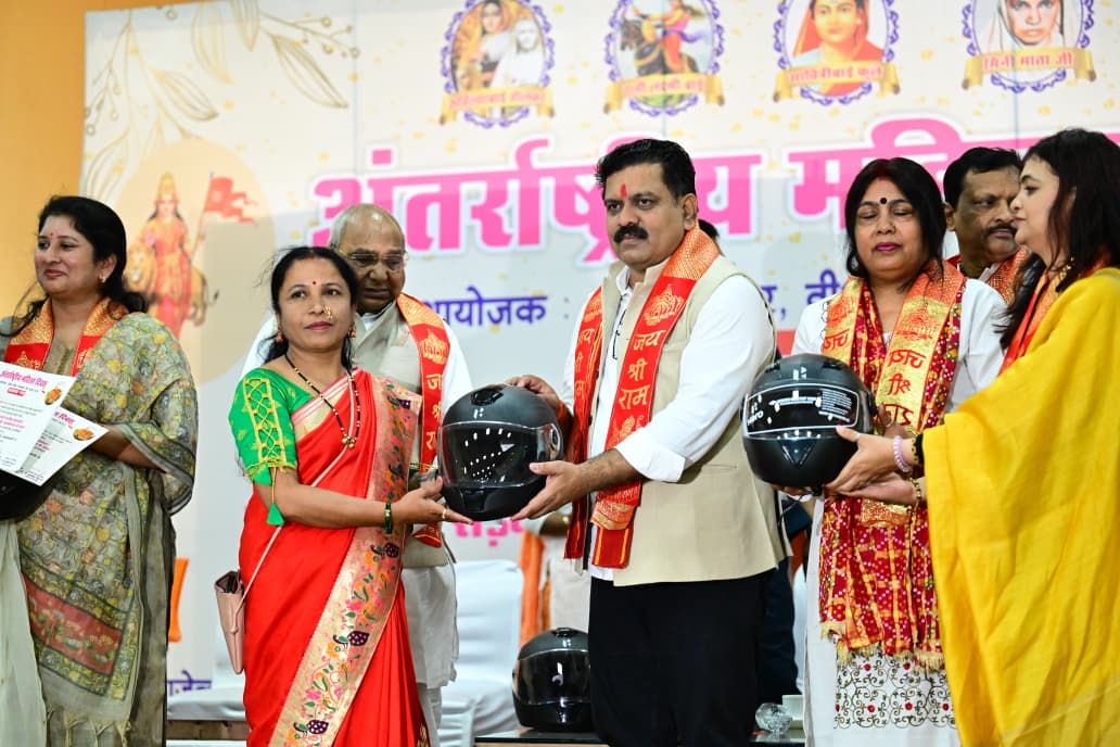 मैं भारत हूं” थीम पर भव्य बाइक-स्कूटी रैली, गोल्डन बुक ऑफ वर्ल्ड रिकॉर्ड में दर्ज, 2000 से अधिक महिलाओं की ऐतिहासिक भागीदारी, रायपुर में गूंजा राष्ट्रभक्ति और नारी शक्ति का संदेश…. मैं भारत हूं” थीम पर भव्य बाइक-स्कूटी रैली, गोल्डन बुक ऑफ वर्ल्ड रिकॉर्ड में दर्ज, 2000 से अधिक महिलाओं की ऐतिहासिक भागीदारी, रायपुर में गूंजा राष्ट्रभक्ति और नारी शक्ति का संदेश….