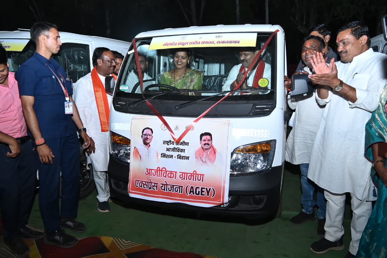 कबीरधाम में ‘दीदियों’ ने संभाली स्टीयरिंग: उप मुख्यमंत्री विजय शर्मा ने 10 समूहों को सौंपी मैजिक वाहन की चाबी, परिवहन व्यवसाय में महिलाओं की एंट्री…..