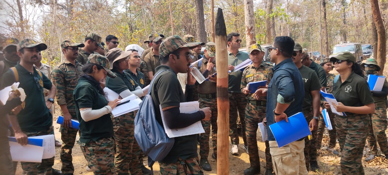 प्रशिक्षु आईएफएस अधिकारियों ने लघु वनोपजों से उत्पाद बनाने की प्रक्रिया देखी, प्रशिक्षु अधिकारियों ने जल, मृदा संरक्षण और वन प्रबंधन का लिया प्रशिक्षण…