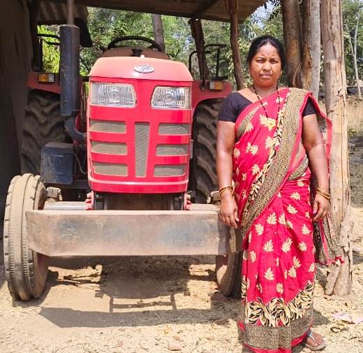 मजदूरी छोड़ राजकुमारी बनीं लखपति दीदी, बिहान से जुड़कर कर बनीं कार और ट्रेक्टर की मालकिन…..