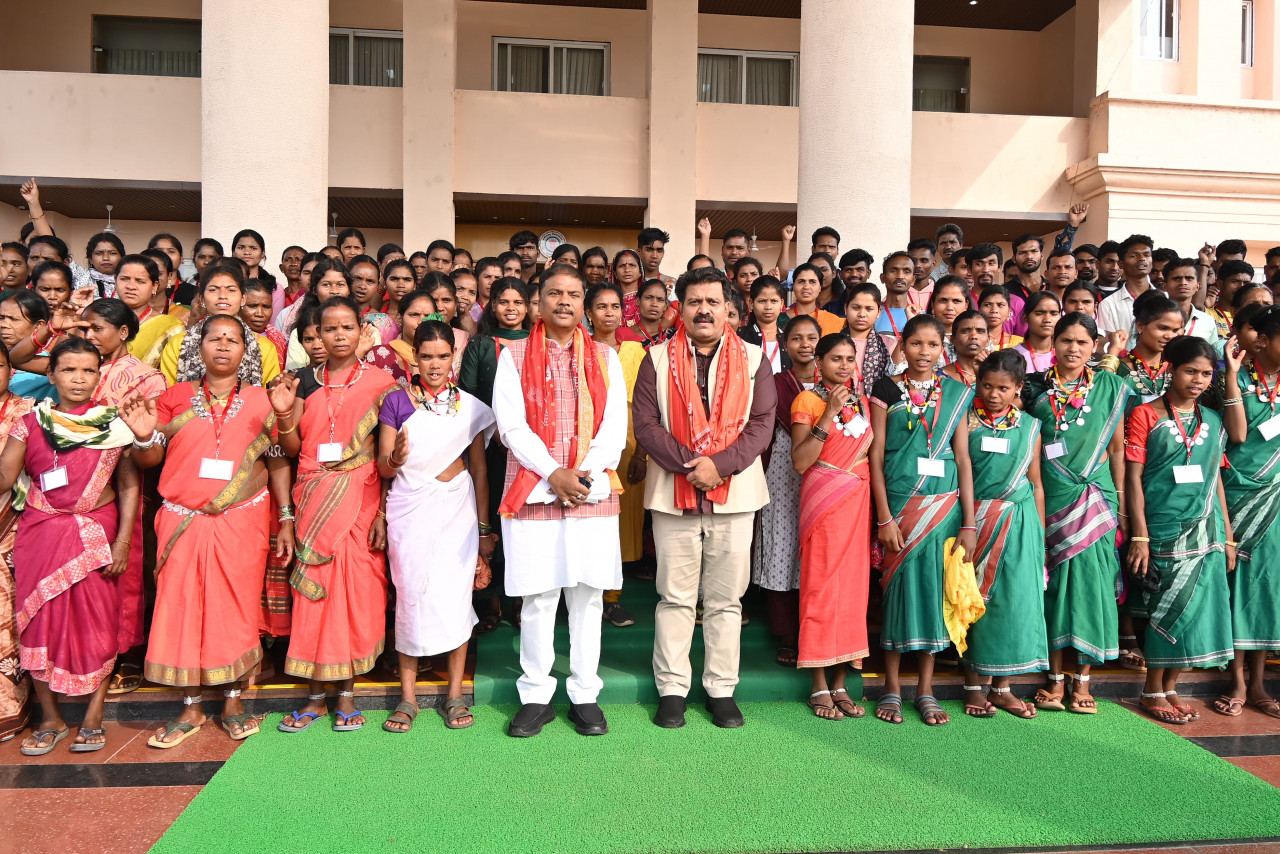 अबुझमाड़िया युवाओं ने अनुभव की लोकतंत्र की कार्यप्रणाली, उपमुख्यमंत्री विजय शर्मा ने अबुझमाड़िया युवाओं से किया आत्मीय संवाद…..