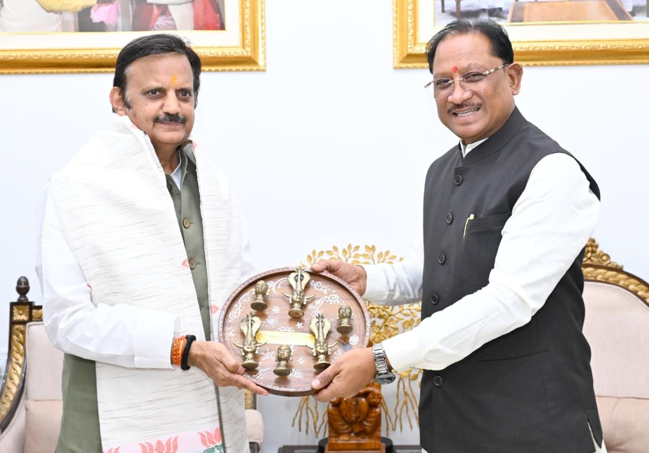 मुख्यमंत्री से मध्यप्रदेश के उपमुख्यमंत्री राजेंद्र शुक्ला ने की सौजन्य मुलाकात…..