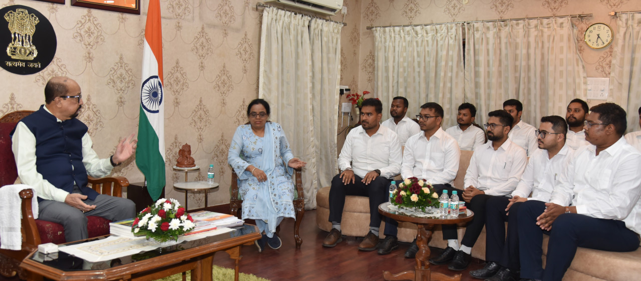 राज्यपाल रमेन डेका से प्रशिक्षणरत नायब तहसीलदारों ने की सौजन्य भेंट….