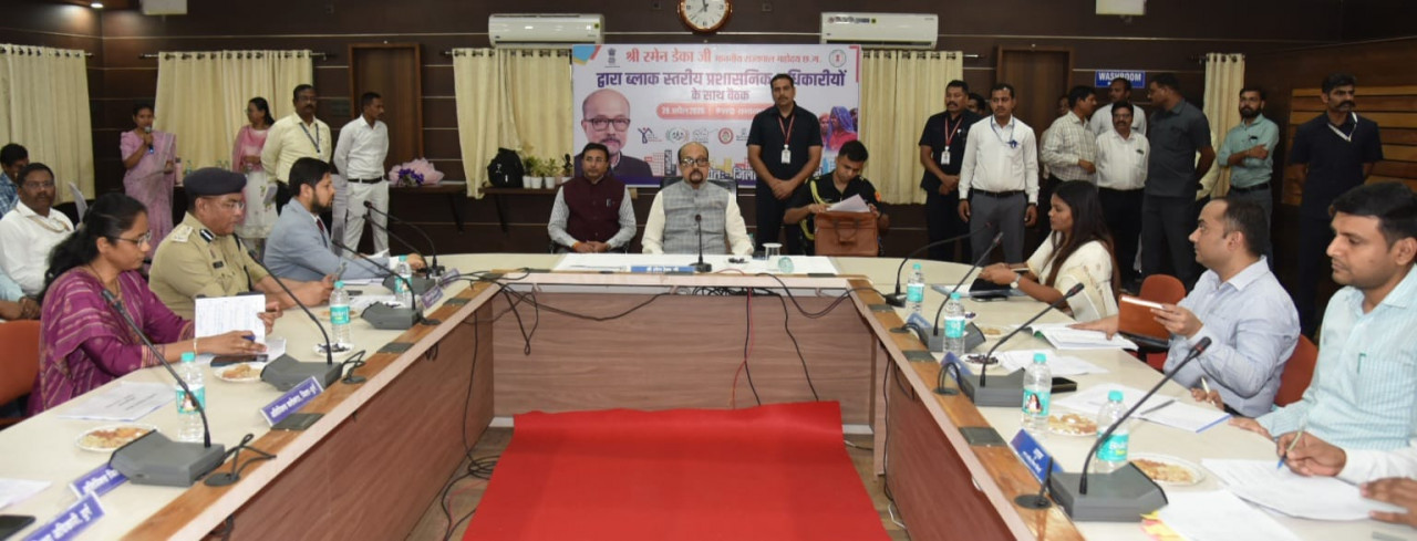 राज्यपाल रमेन डेका ने ली ब्लॉक स्तरीय प्रशासनिक अधिकारियों की समीक्षा बैठक….