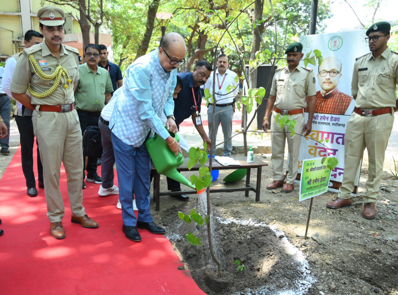 राज्यपाल रमेन डेका ने ली रायपुर जिले में विकासखंड स्तरीय समीक्षा बैठक….