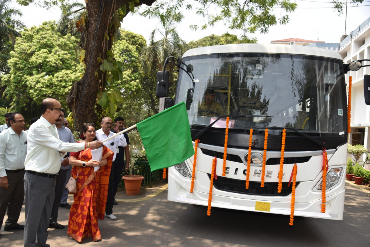 राज्यपाल डेका ने खैरागढ़ विश्वविद्यालय की नई बस को दिखाई हरी झंडी….