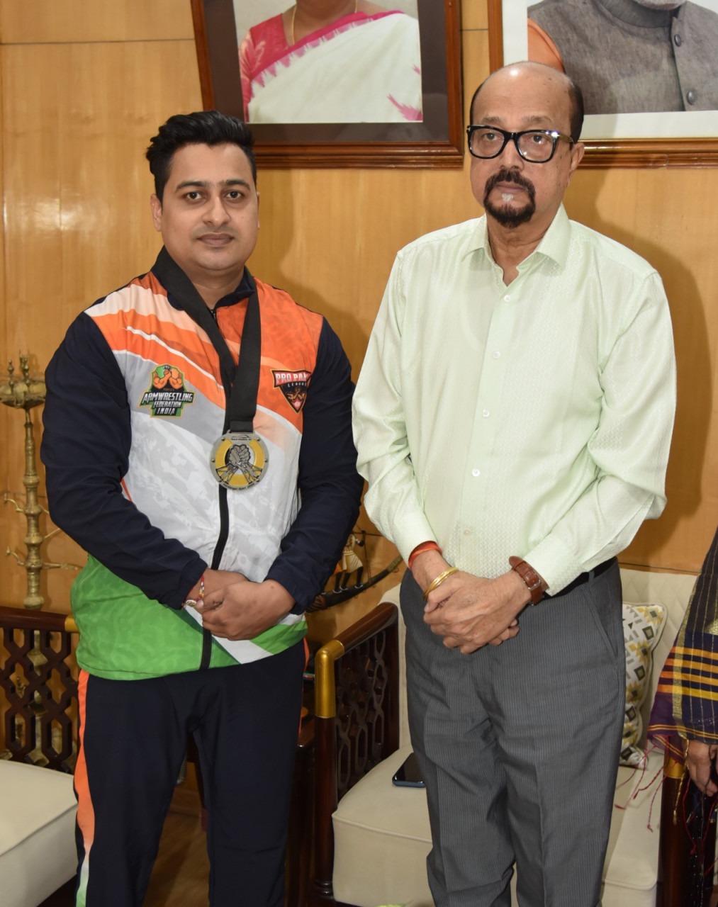 राज्यपाल रमेन डेका ने स्वर्ण पदक विजेता आर्मरेसलर श्रीमंत झा को दी बधाई….