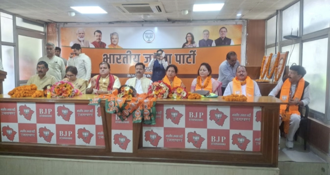 Uttarakhand: कांग्रेस को झटका, प्रदेश अध्यक्ष महेंद्र भट्ट की मौजूदगी कई नेताओं ने थामा बीजेपी का दामन