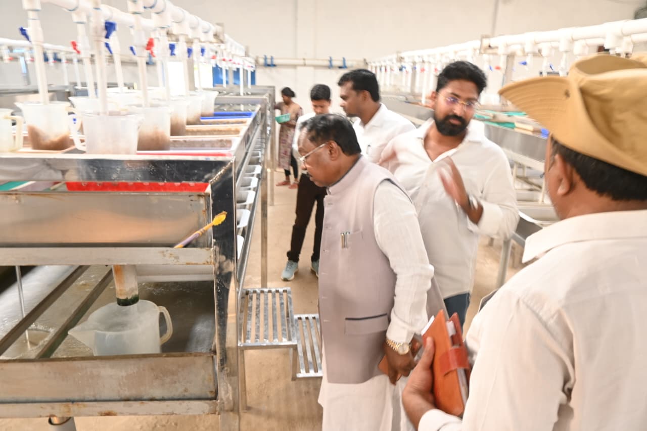 कृषि मंत्री राम विचार नेताम ने किया रामपुर स्थित एमएम हेचरी का निरीक्षण, 65 एकड़ जलक्षेत्र में विकसित हैचरी में तेलापिया, पगेशियस एवं रोहु प्रजाति के सालाना 11 करोड़ मत्स्य बीज का उत्पादन…